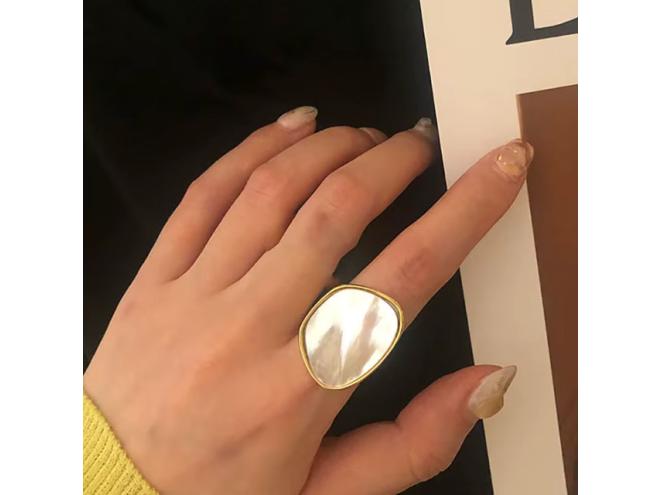 Anillo con piedra nacar