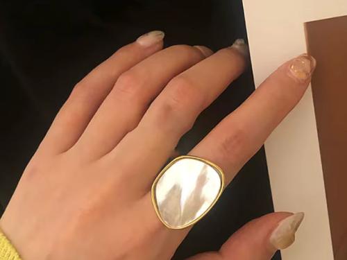 Anillo con piedra nacar